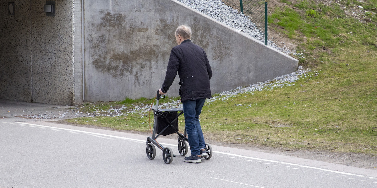 En man med rullator i Hallonbergen. När du blir pensionär förändras din vardag i grunden, men pensionen kan vara en rolig och intressant period i livet, här ger en pensionär tre av sina bästa tips till blivande pensionärer.