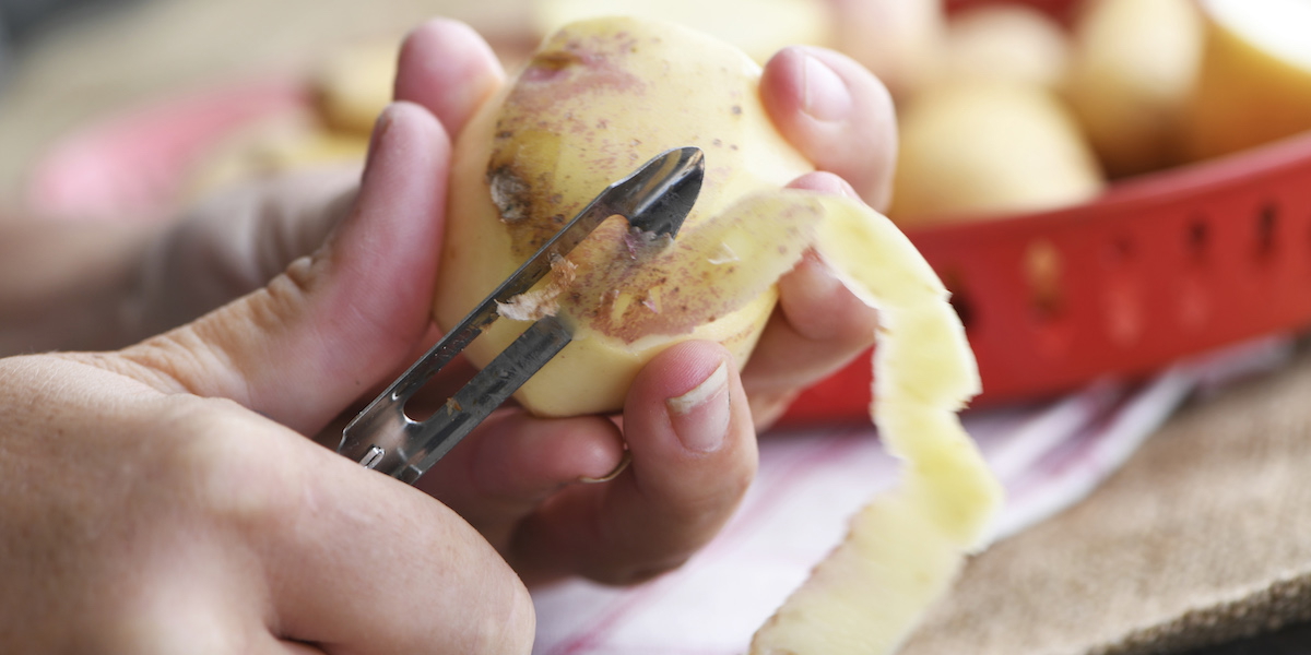 Potatis skalas. Icas mattidning Buffé skriver att ett sätt att minska matsvinn är att fermentera potatisskal.