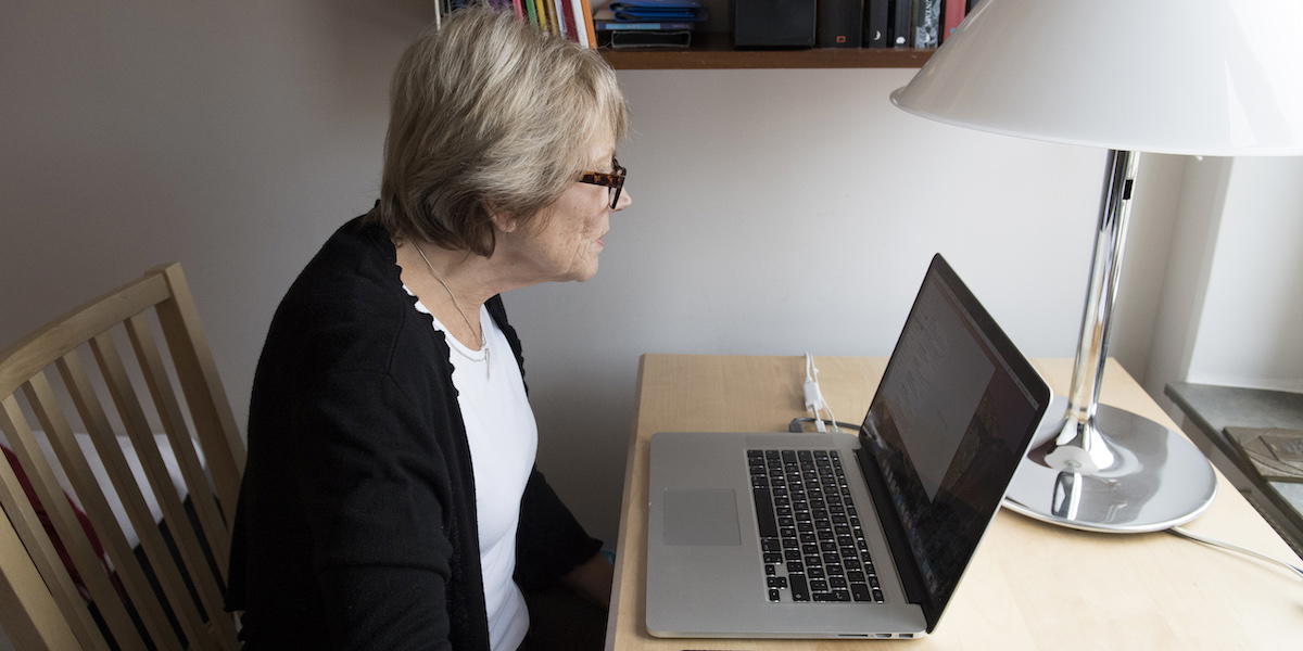 Pensionär använder bärbar dator. En undersökning visar att många webbplatser och digitala tjänster är för svåra att använda för personer med funktionsnedsättning.