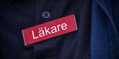 En skylt med ordet läkare. Alla läkare med svensk läkarlegitimation har inte den kunskap som krävs, det visar en ny granskning.