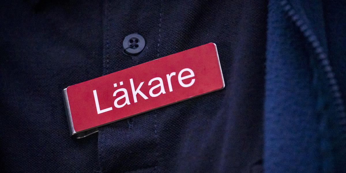 En skylt med ordet läkare. Alla läkare med svensk läkarlegitimation har inte den kunskap som krävs, det visar en ny granskning.