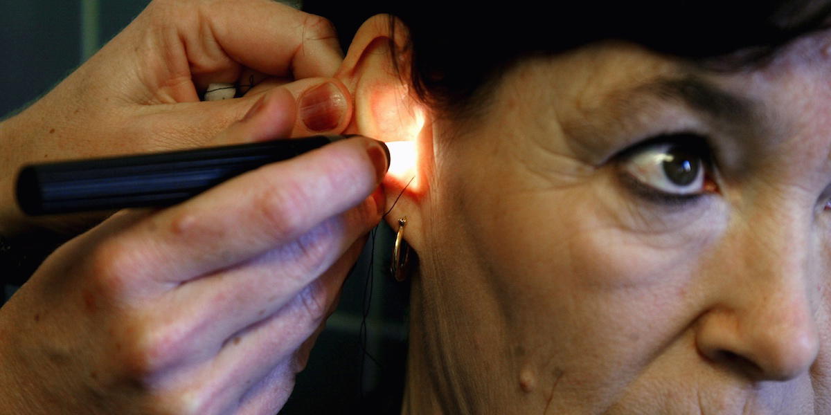 Utprovning av hörapparat. Region Stockholm stoppar försäljningen av dyra privata hörapparater på hörselmottagningar som har avtal med regionen.