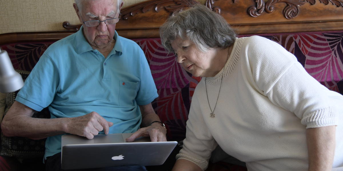 Ett äldre par använder bärbar dator i hemmet. Om du vill kunna vara mer anonym när du surfar på internet kan du använda en VPN-tjänst, här får du veta lite mer om vad det innebär.