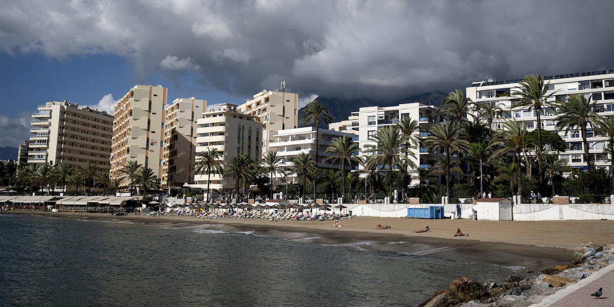 Marbella, spansk polis har hittat över ett ton kokain nedgrävt i semesterparadiset.