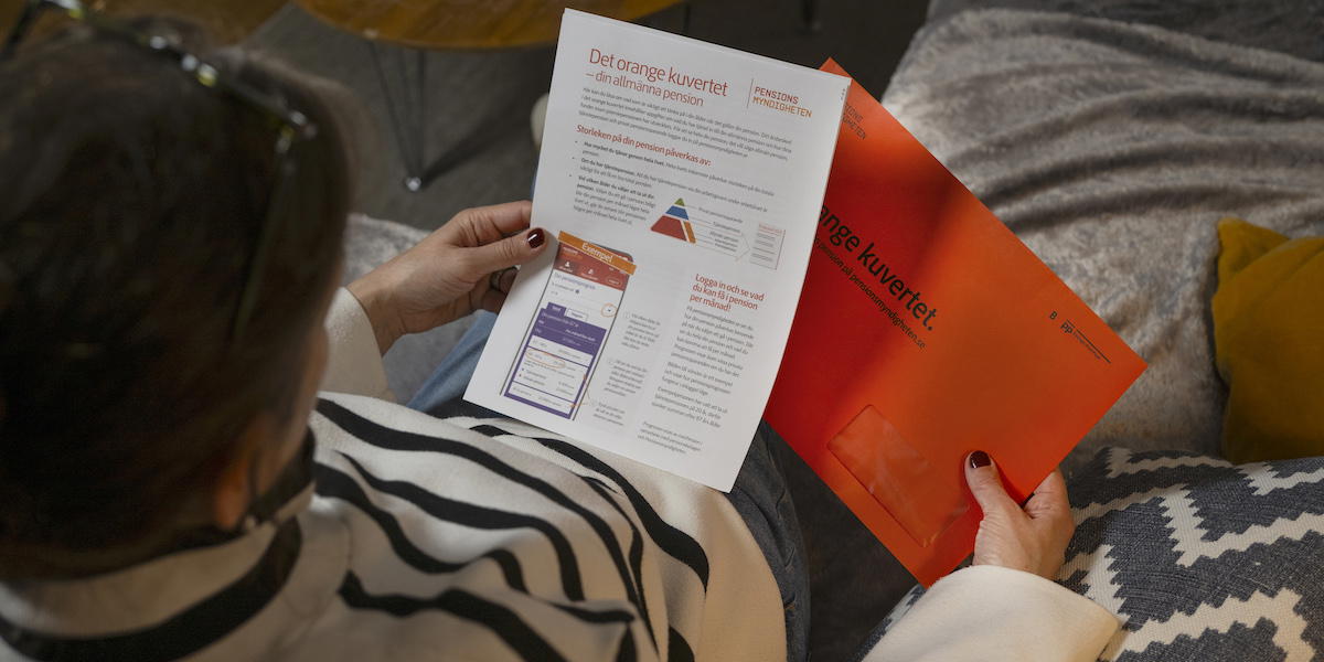 Det orange kuvertet, det årliga årsbeskedet för din allmänna pension. En nationalekonom menar att det inte är någon mirakellösning att höja riktåldern för pension och att det är viktigare att skapa starka incitament för att jobba längre och att alla, sammantaget, kommer behöva arbeta mer under livet