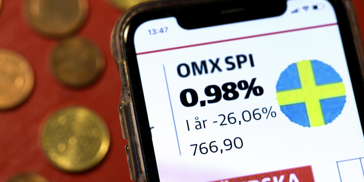 Marknaden drabbas regelbundet av kriser och nedgångar. När Ryssland invaderade Ukraina 2022 föll börsen 31 procent, den 8 november 2022 hade OMX fallit med drygt 26 procent, vilket syns på en mobiltelefon.