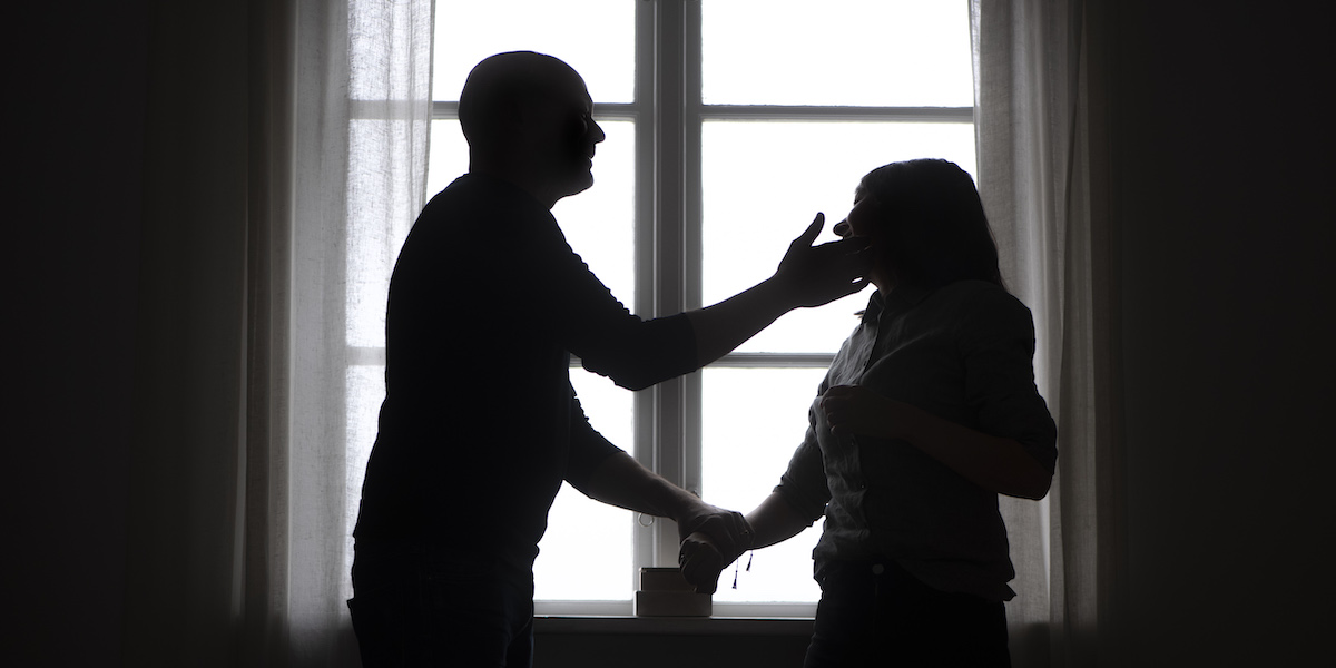 En man slår en kvinna. Även äldre människor utsätts för våld och våld i nära relation upphör inte för att människor åldras, men äldre kvinnor har svårare att få stöd och hjälp när de har utsattas för våld och övergrepp.