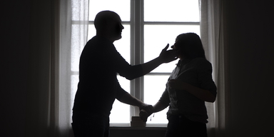 En man slår en kvinna. Även äldre människor utsätts för våld och våld i nära relation upphör inte för att människor åldras, men äldre kvinnor har svårare att få stöd och hjälp när de har utsattas för våld och övergrepp.