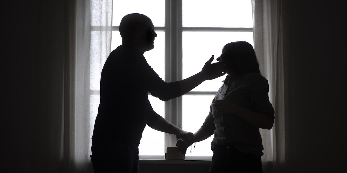 En man slår en kvinna. Även äldre människor utsätts för våld och våld i nära relation upphör inte för att människor åldras, men äldre kvinnor har svårare att få stöd och hjälp när de har utsattas för våld och övergrepp.