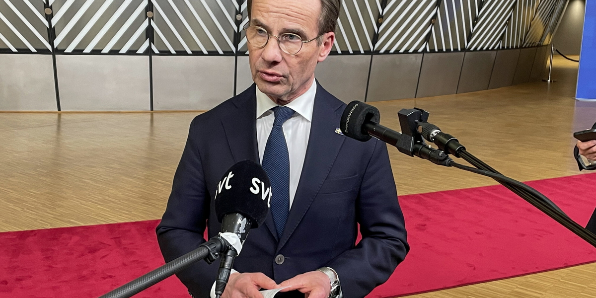 Statsminister Ulf Kristersson (M) träffar svenska journalister under EU-toppmötet i Bryssel. 
