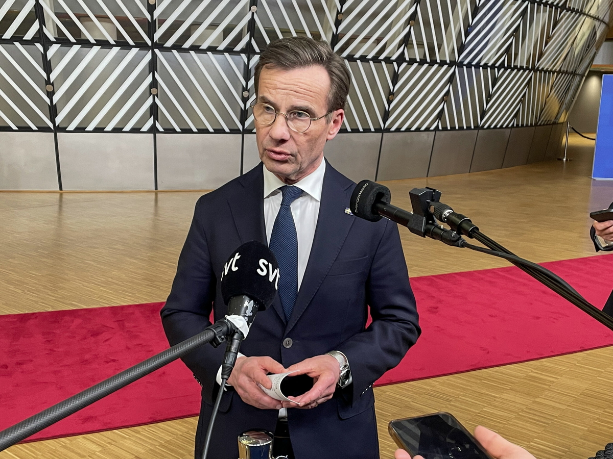 Statsminister Ulf Kristersson (M) träffar svenska journalister under EU-toppmötet i Bryssel.