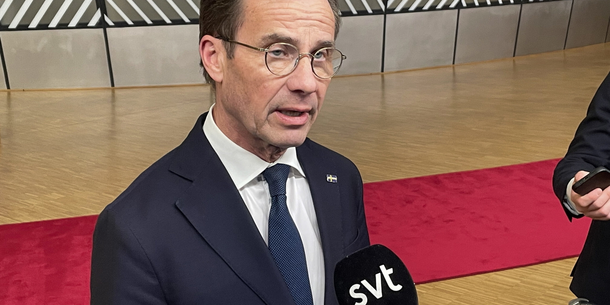 Statsminister Ulf Kristersson (M) träffar svenska journalister under EU-toppmötet i Bryssel. 