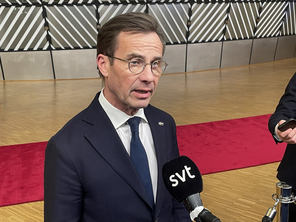 Statsminister Ulf Kristersson (M) träffar svenska journalister under EU-toppmötet i Bryssel.