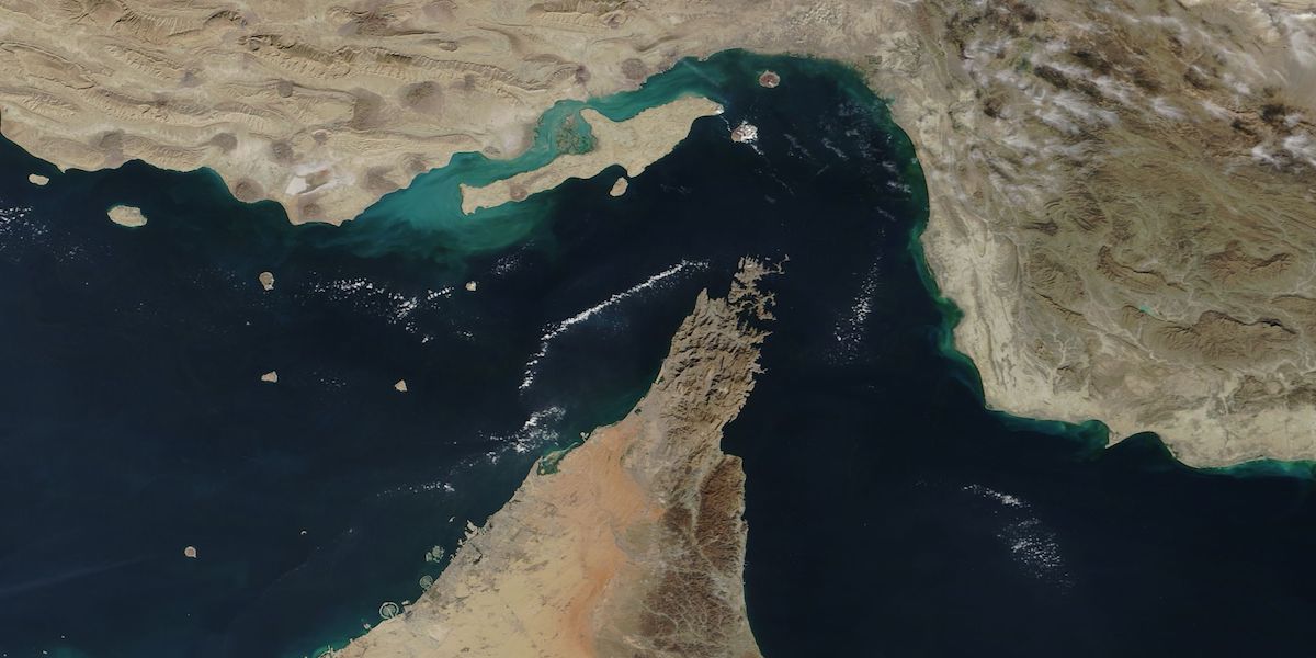 Hormuzsundet, den smala genomfartsleden mellan Iran i norr och Oman samt Förenade Arabemiraten i söder. På grund av att transporter genom sundet nu störs blir vår mat dyrare.