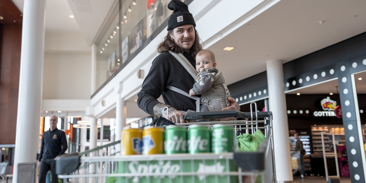 Thomas Røneid med dottern Signe, ett år.