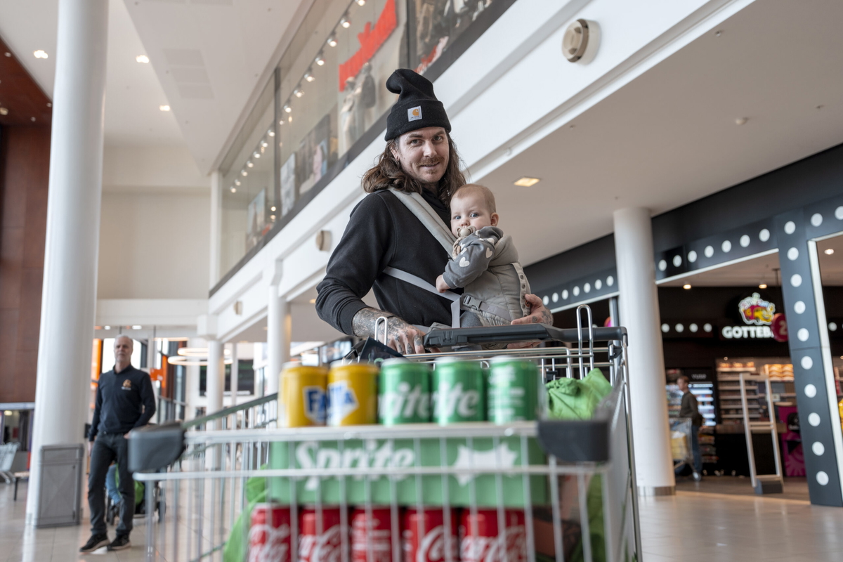 Thomas Røneid med dottern Signe, ett år.