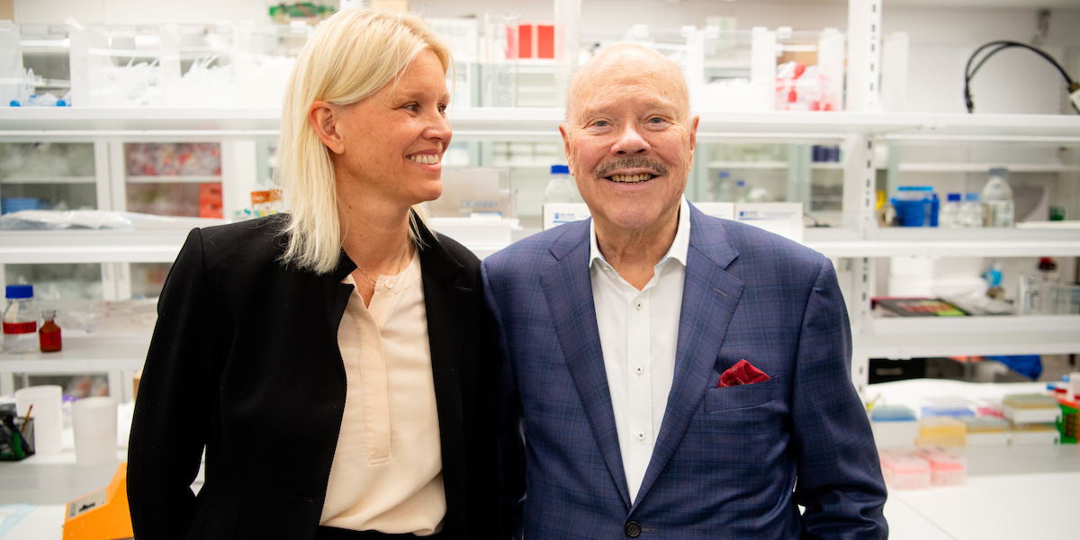 Ulrika Lundblad med sin nu bortgångna pappa Leif Lundblad, som i sitt testamente donerat en rekordsumma till Karolinska Institutet.
