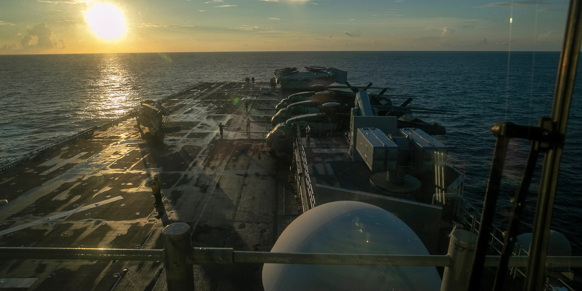 USA fortsätter skicka förstärkningar till kriget. Bild från fartyget USS Tripoli på väg till stridszonen i förra veckan.