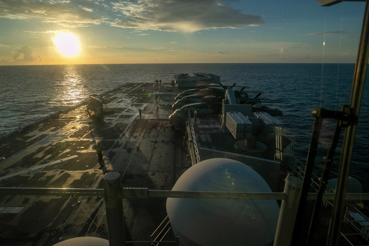 USA fortsätter skicka förstärkningar till kriget. Bild från fartyget USS Tripoli på väg till stridszonen i förra veckan.