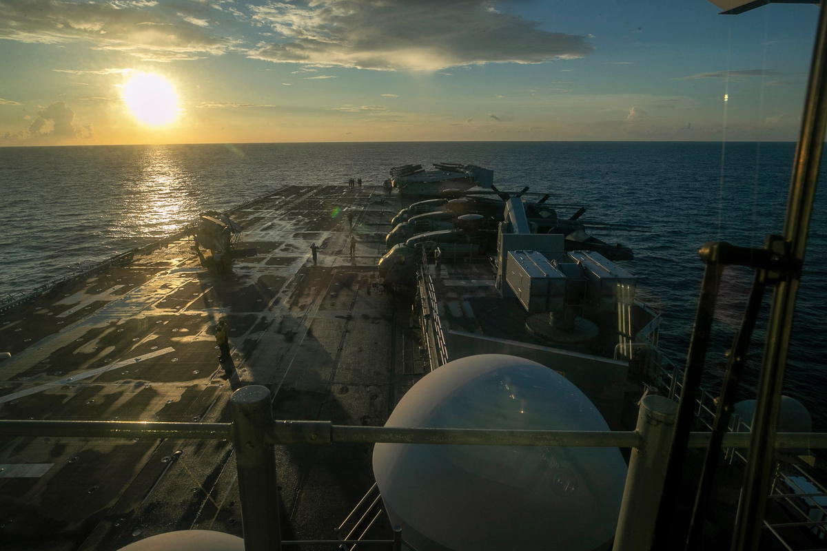 USA fortsätter skicka förstärkningar till kriget. Bild från fartyget USS Tripoli på väg till stridszonen i förra veckan.