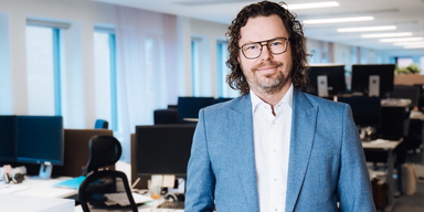 Per Karlsson, affärsområdeschef på SBC, han säger att Sverige står inför en demografisk förändring som bostadssektorn inte kan blunda för och att när fler äldre vill bo kvar i sina hem under en längre tid ställs nya krav på hur bostadsrätter förvaltas, utvecklas och anpassas.