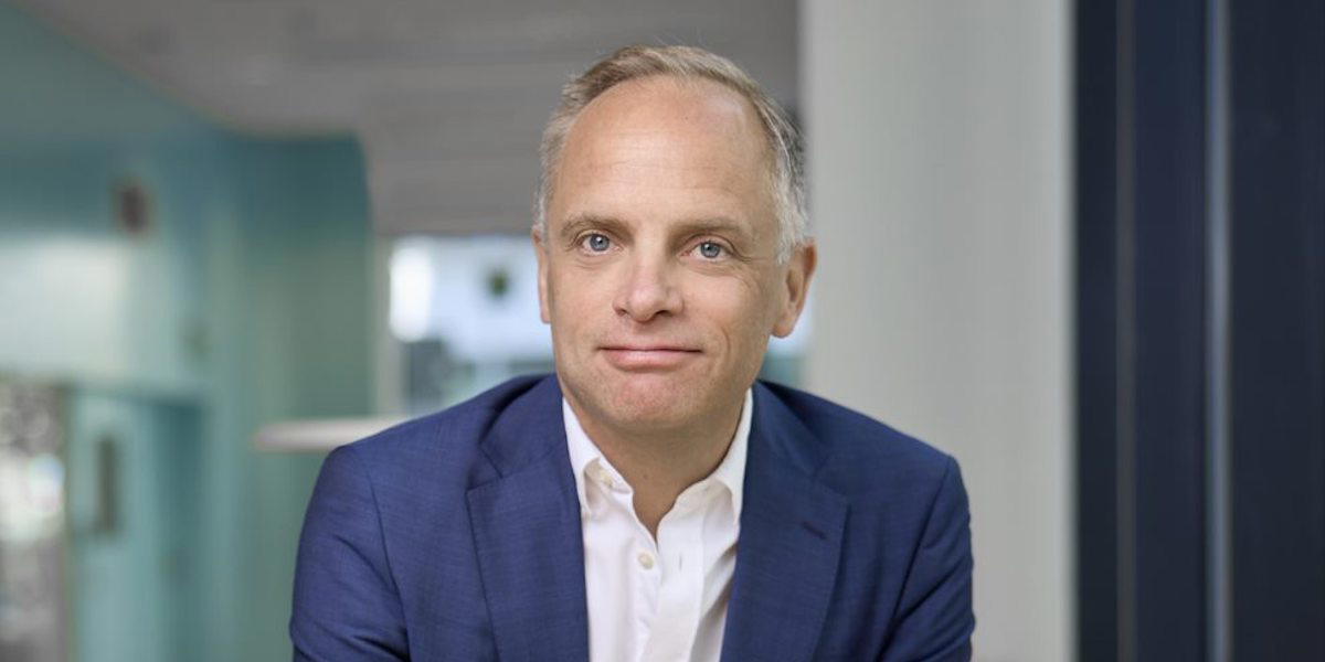 Jonas Stenbeck, privatkundschef på Vattenfall försäljning, han säger att solen påverkar elpriserna nedåt.