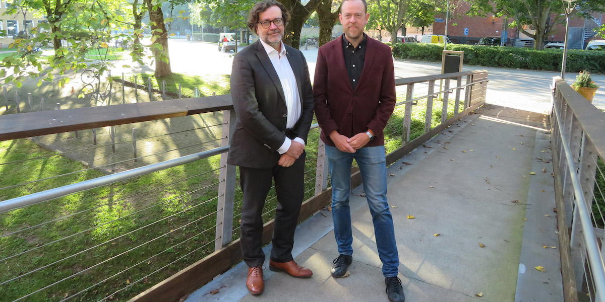 Professor Torbjörn Lundh och biträdande professor Philip Gerlee 2021, de är två av författarna till en ny handbok om matematiska modeller.