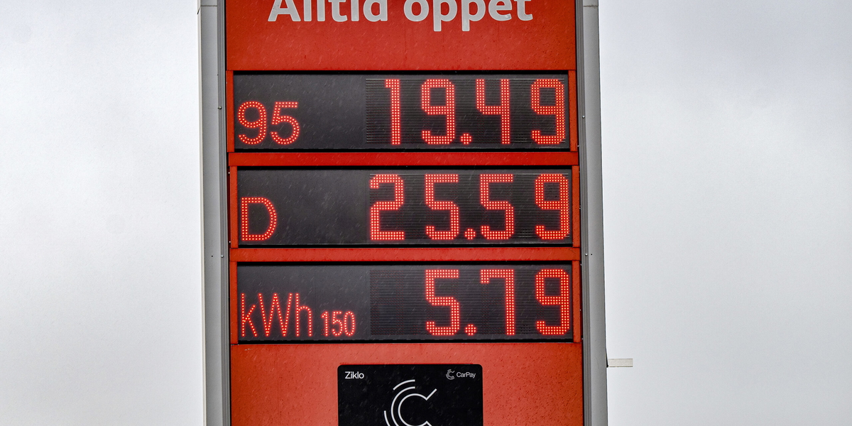 Bensin- och dieselpris i början av april. Sedan USA:s och Israels krig mot Iran inleddes har priserna åkt upp och ner, men mest upp. Den 1 maj inleds en tillfällig skattesänkning.