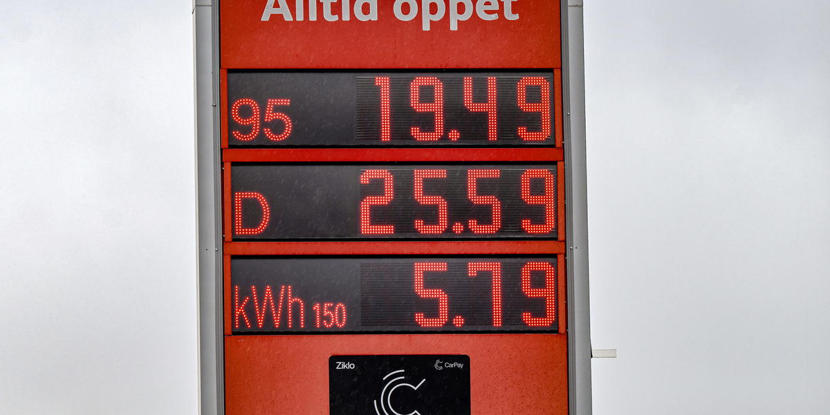 Bensin- och dieselpris i början av april. Sedan USA:s och Israels krig mot Iran inleddes har priserna åkt upp och ner, men mest upp. Den 1 maj inleds en tillfällig skattesänkning.