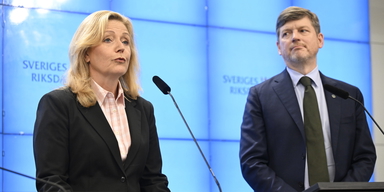 Centerns partiledare Elisabeth Thand Ringqvist och Martin Ådahl, ekonomiskpolitisk talesperson, presenterar partiets vårbudget för 2026 vid en pressträff.