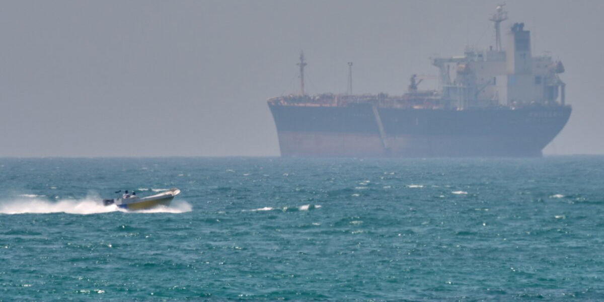 En tanker ligger för ankar i Hormuzsundet nära den iranska ön Qeshm tidigare i april.