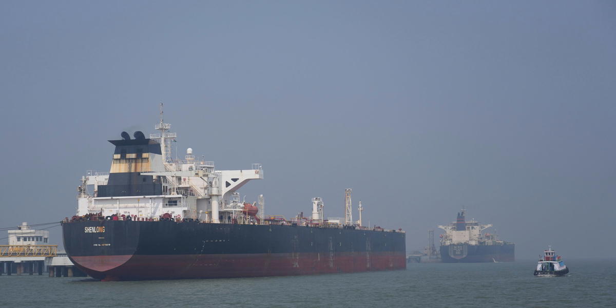 Få fartyg har under Irankriget kunnat köra genom Hormuzsundet. Ett undantag var Liberia-flaggade fartyget Shenlong, som kunde leverera saudisk olja till Indien den 12 mars.