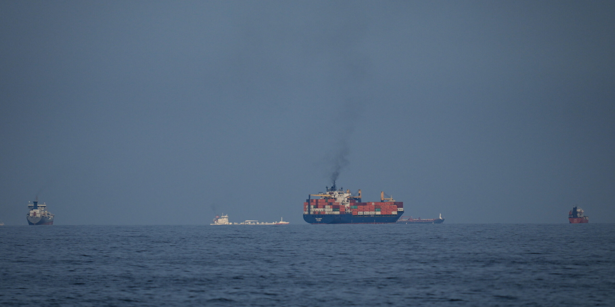 Fartyg väntar i Hormuzsundet. Bild tagen den 11 mars från Khor Fakkan i Förenade arabemiraten.