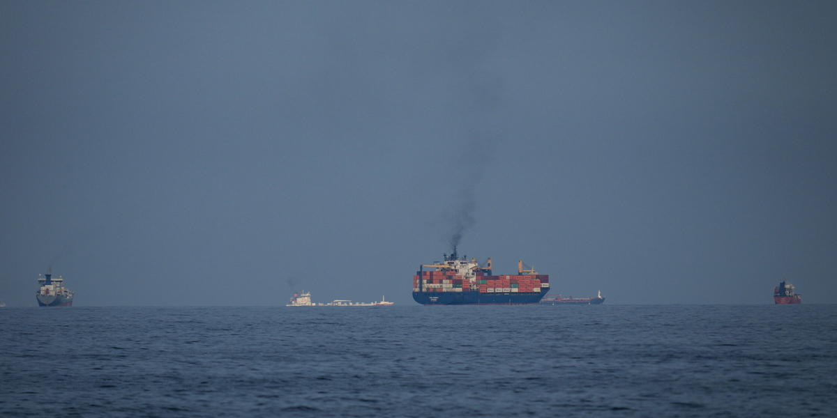 Fartyg väntar i Hormuzsundet. Bild tagen den 11 mars från Khor Fakkan i Förenade arabemiraten.