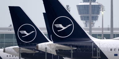 Flygplan tillhörandes Lufthansa står parkerade vid Münchens flygplats.  