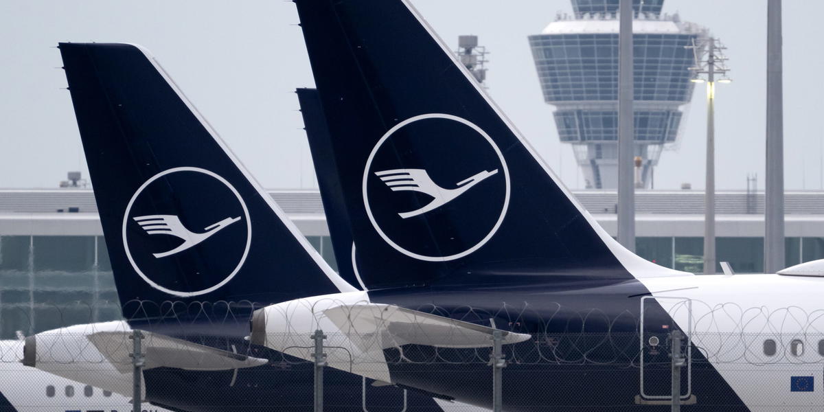 Flygplan tillhörandes Lufthansa står parkerade vid Münchens flygplats.