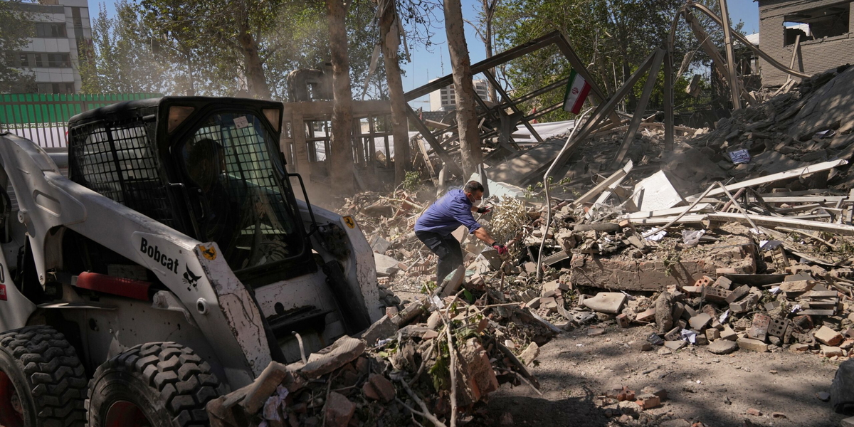 Förstörelse i Teheran efter en attack mot en universitetsanläggning i staden under natten mot måndagen. Internationella fotografer som AP:s får arbeta i Teheran endast i sällskap av en ledsagare från myndigheterna.