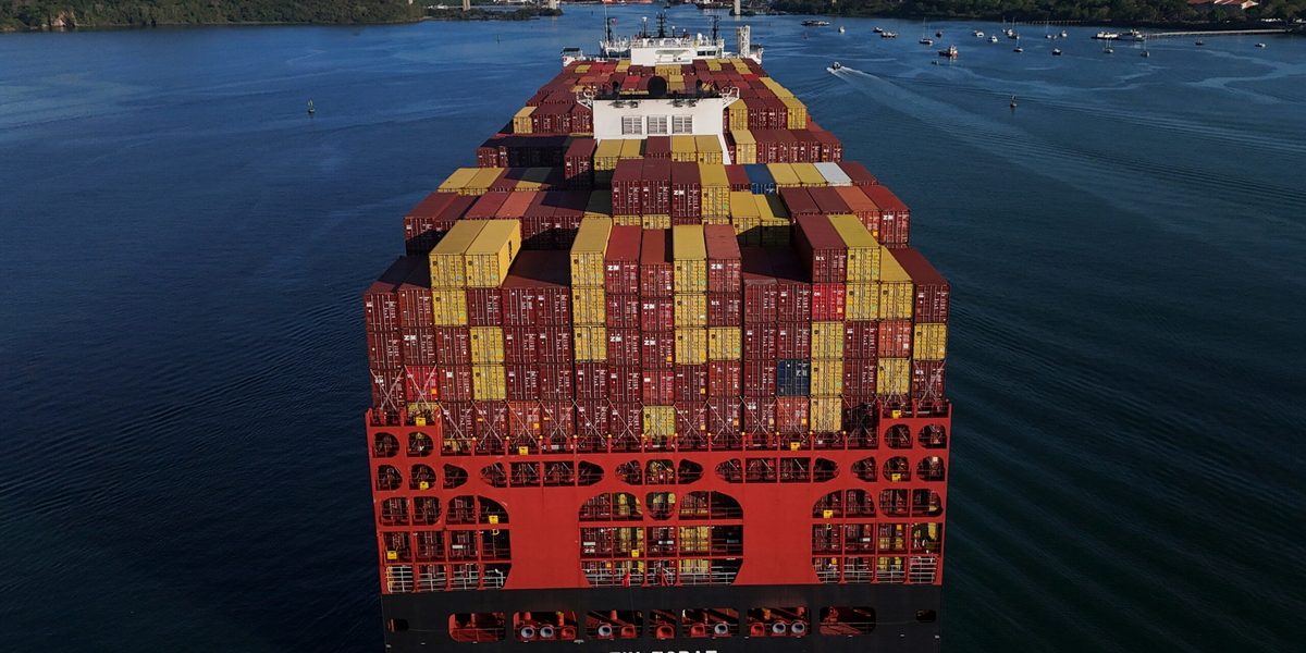 Fraktfartyg genom Panamakanalen.