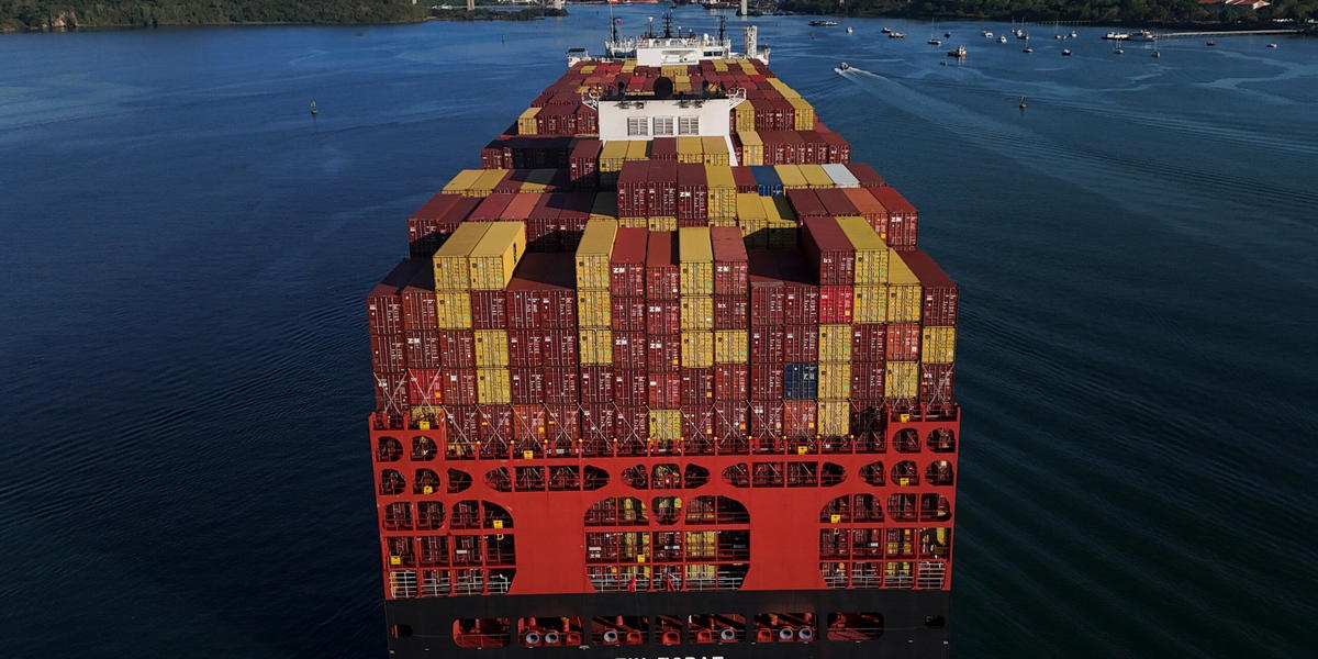 Fraktfartyg genom Panamakanalen.