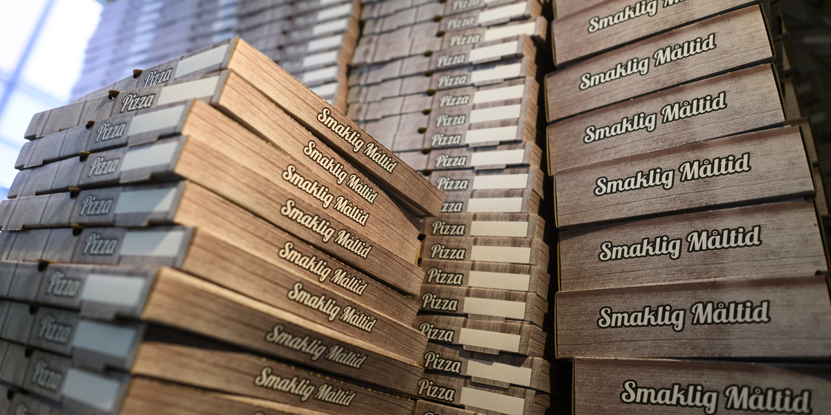 Från och med 1 april blir momsen på pizzan lägre om den hämtas än om den äts på restaurangen. En reform som får kritik från ekonomhåll.