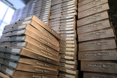 Från och med 1 april blir momsen på pizzan lägre om den hämtas än om den äts på restaurangen. En reform som får kritik från ekonomhåll.