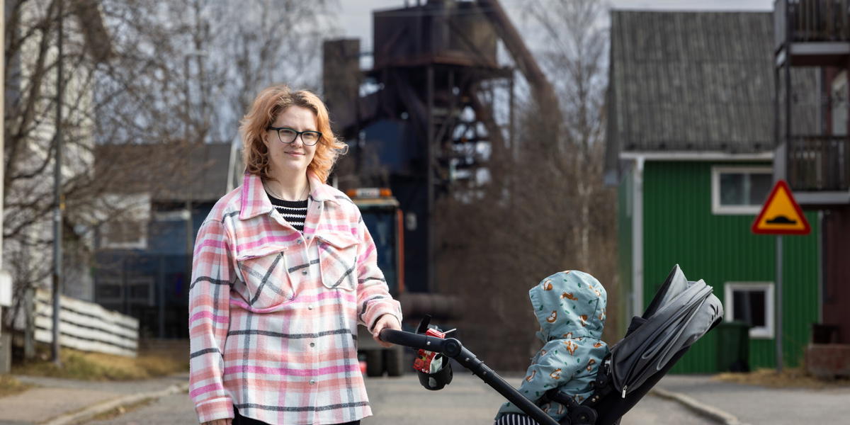 Mimmi Lindfors Åknert, med sonen Gunnar, bor i Svartöstaden nära SSAB:s område där arbetare blivit sjuka. "Jag är väl inte direkt orolig", säger hon.  