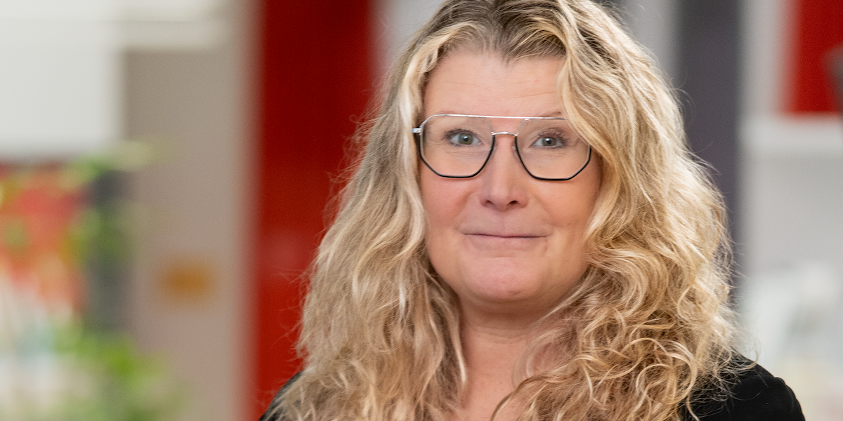 Pensionsmyndighetens pensionsexpert Monica Zettervall, hon tycker att bankers råd att unga ska b örja spara till pensionen tidigt är skrämsel.