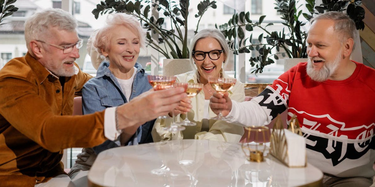 Fyra personer skålar med en drink. Alkoholkonsumtionen bland personer över 65 har ökat rejält sedan början av 2000-talet.