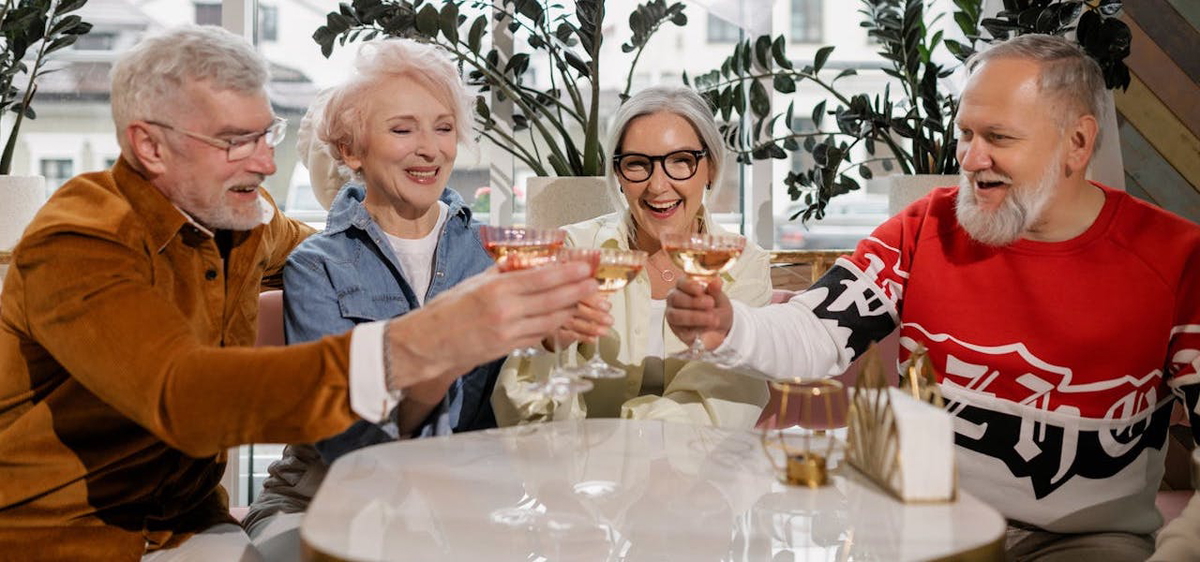 Fyra personer skålar med en drink. Alkoholkonsumtionen bland personer över 65 har ökat rejält sedan början av 2000-talet.