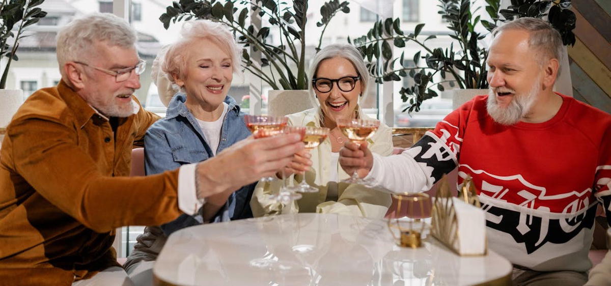 Fyra personer skålar med en drink. Alkoholkonsumtionen bland personer över 65 har ökat rejält sedan början av 2000-talet.