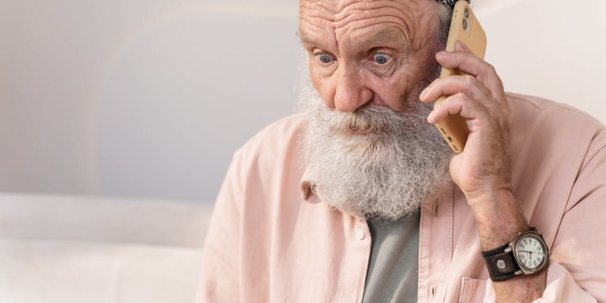 En man pratar i telefon. Han tackade ja till en tjänst när ett företag ringde och blev tvungen att betala fakturan trots att tjänsten aldrig utfördes.