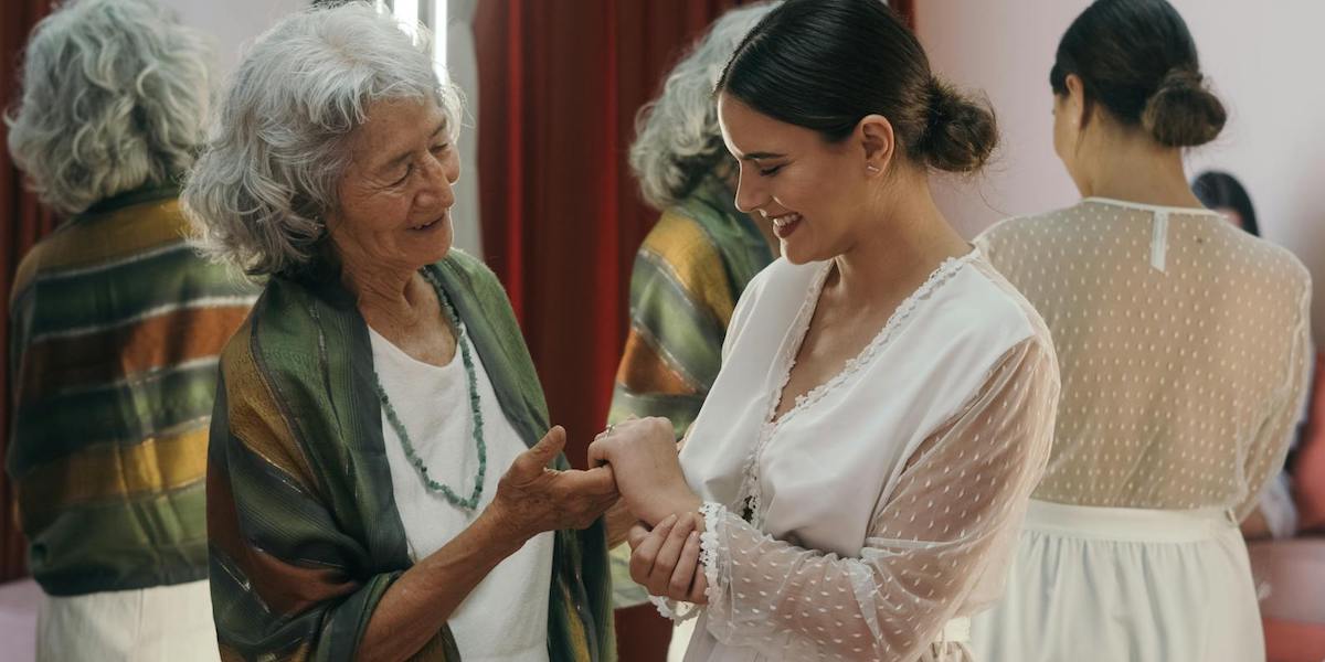 En äldre och en yngre kvinna. En ny stor studie visar hur kvinnors bröstvävnad förändras med åldern och hur det kan förklara varför äldre kvinnor har ökad risk för bröstcancer.