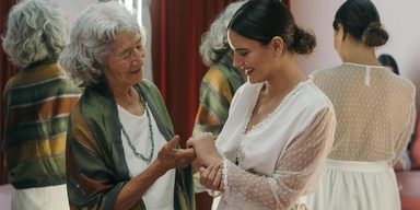 En äldre och en yngre kvinna. En ny stor studie visar hur kvinnors bröstvävnad förändras med åldern och hur det kan förklara varför äldre kvinnor har ökad risk för bröstcancer.