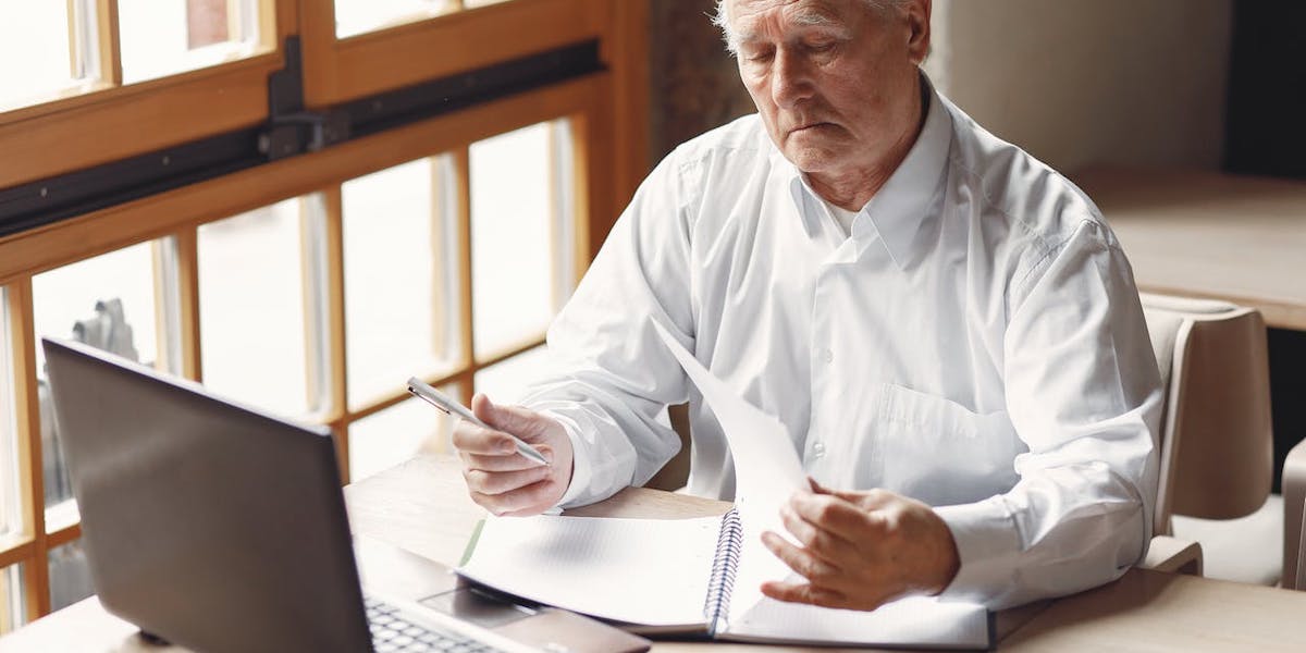 En man söker jobb. Äldre personer som förlorar jobbet har väldigt svårt att få ett nytt jobb, nu ska Forte kartlägga fördomar om ålder och den diskriminering de leder till i arbetslivet.